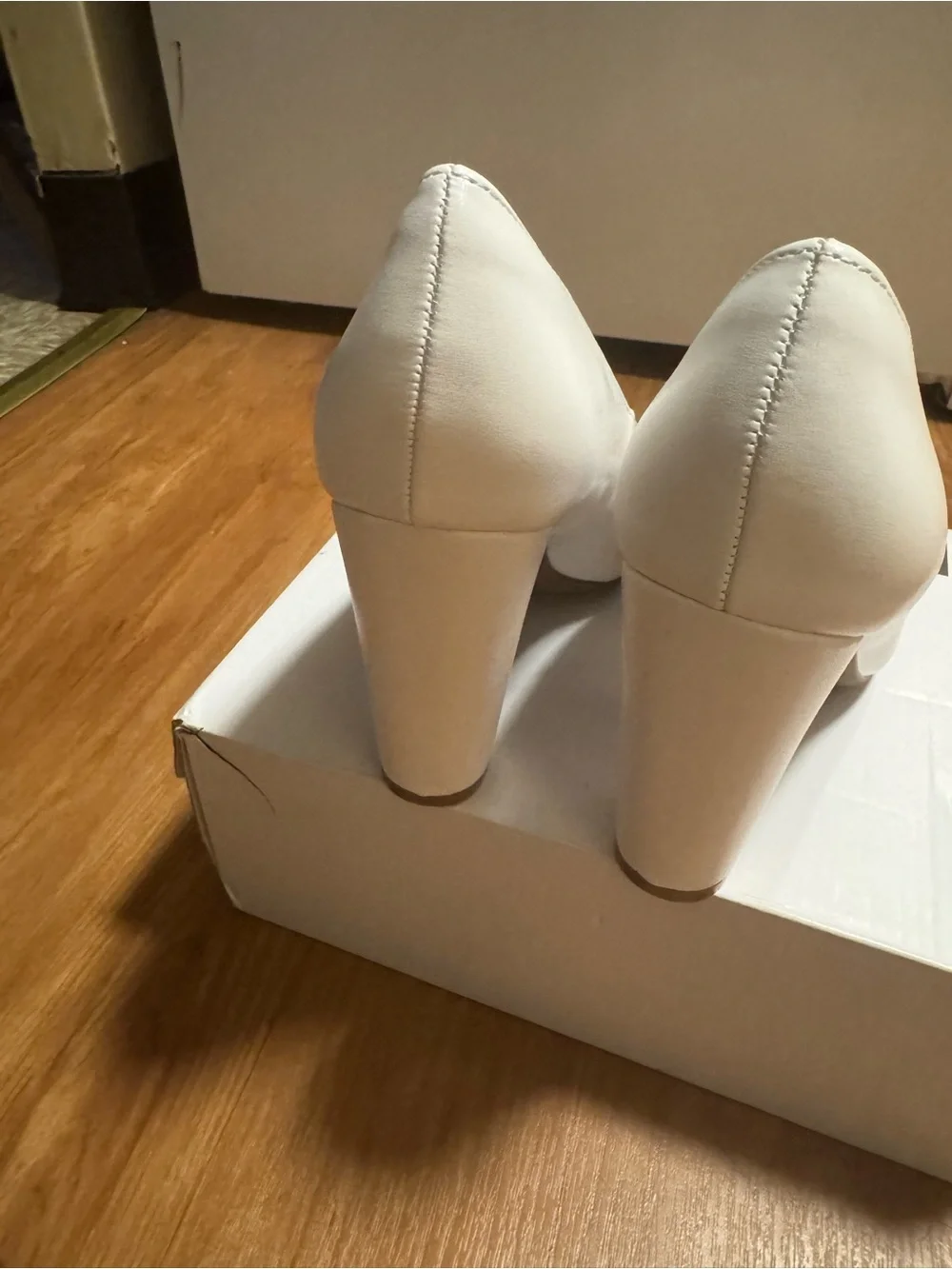 Dream Pairs White Pointed Toe heels